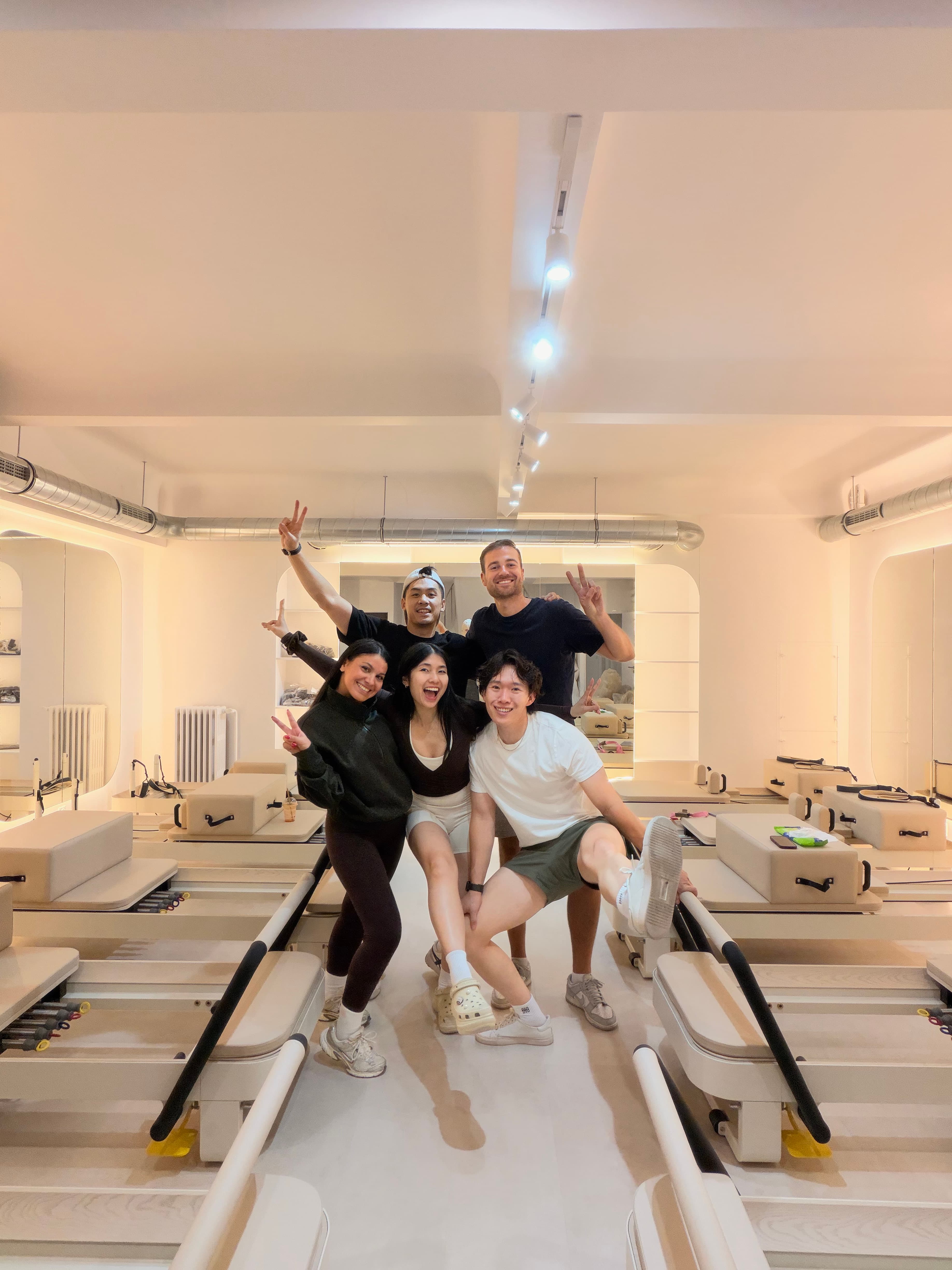 Équipe active pilates dans le studio de Pilates Reformer à Paris 9e